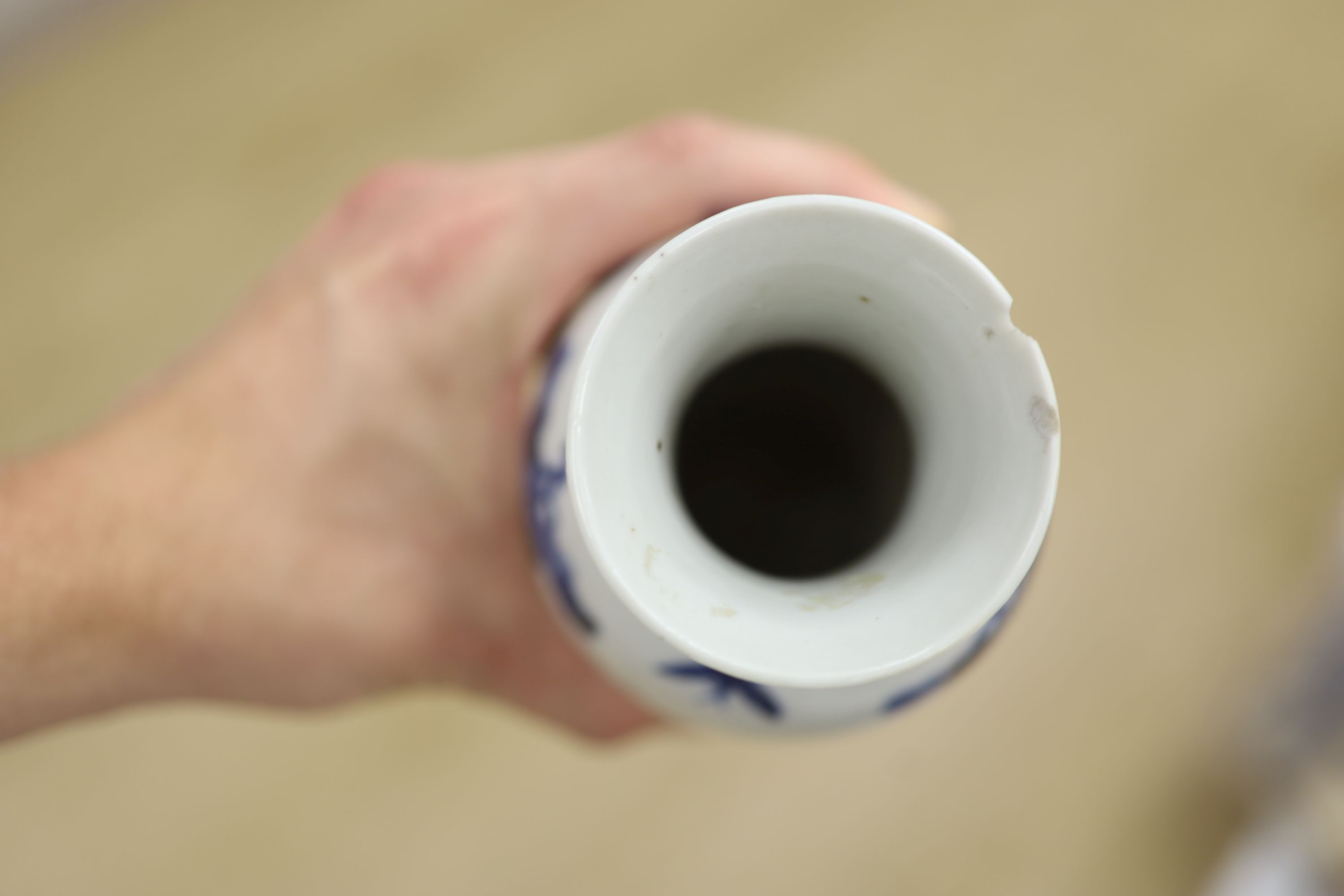 A 19th century Chinese blue and white vase, height 21cm